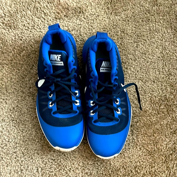 Selling these Nike Air Versitile shoes in a size 7 men’s in a blue and white